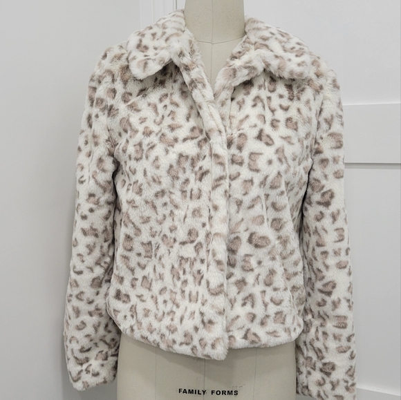 GBG Los Angeles Jackets & Blazers - GBG Women's White Leopard Nadeen Faux Fur Coat Size XS